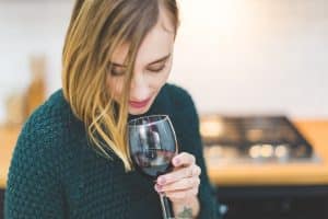 אישה מתענגת על יין